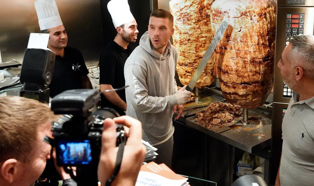 Донер-кебаб часами жарится на вертеле Донер-кебаб часами жарится на вертеле