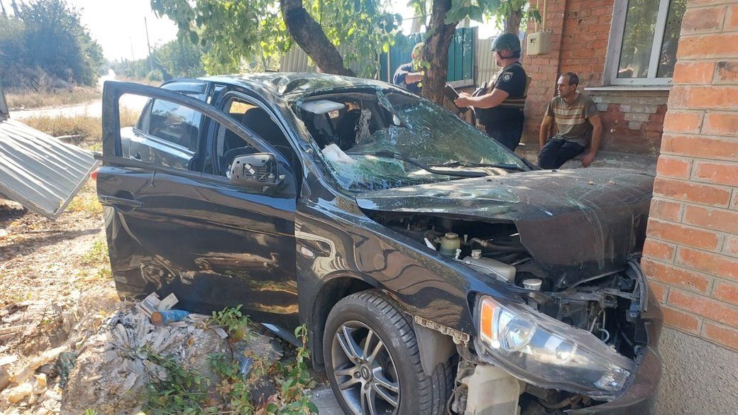 У Козачій Лопані дрон поцілив в автівку з людьми, після в удару вона врізалася в стіну, 28 вересня 2024 року. Вячеслав Задоренко/Telegram У Козачій Лопані дрон поцілив в автівку з людьми, після в удару вона врізалася в стіну, 28 вересня 2024 року. Вячеслав Задоренко/Telegram
