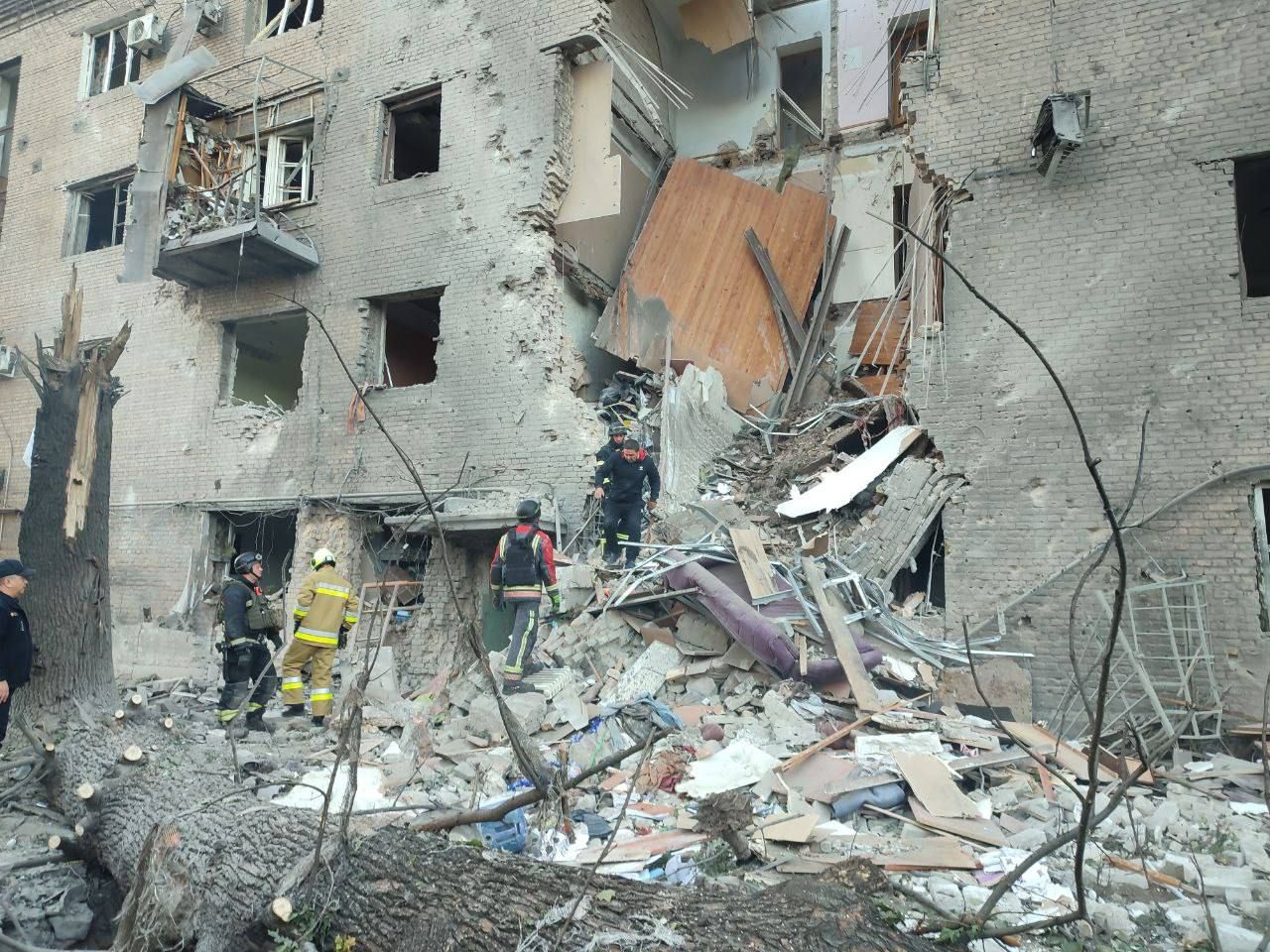 Рятувальники розбирають завали Рятувальники розбирають завали