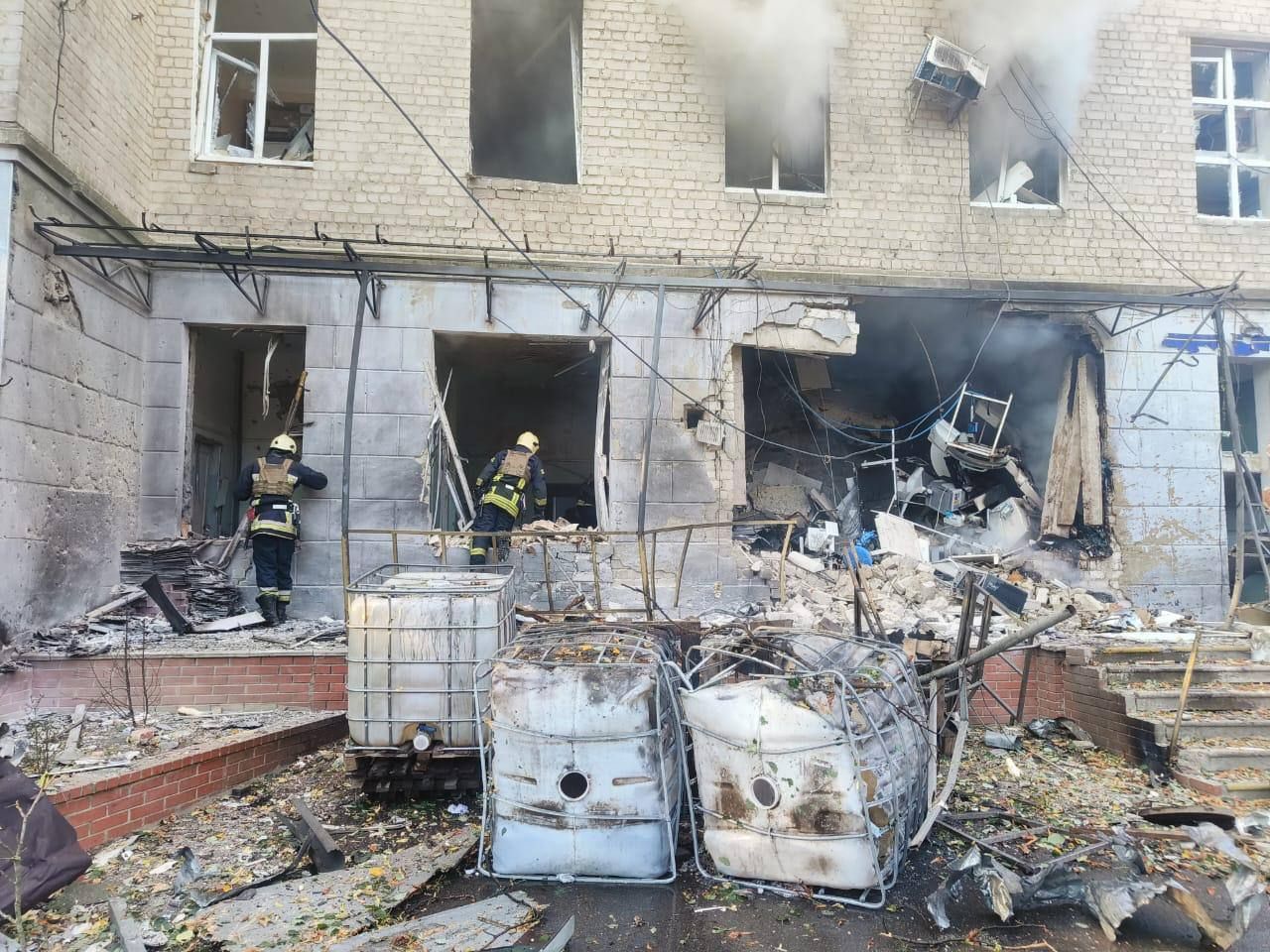 Росіяни влучили по лікарні у Сумах Росіяни влучили по лікарні у Сумах
