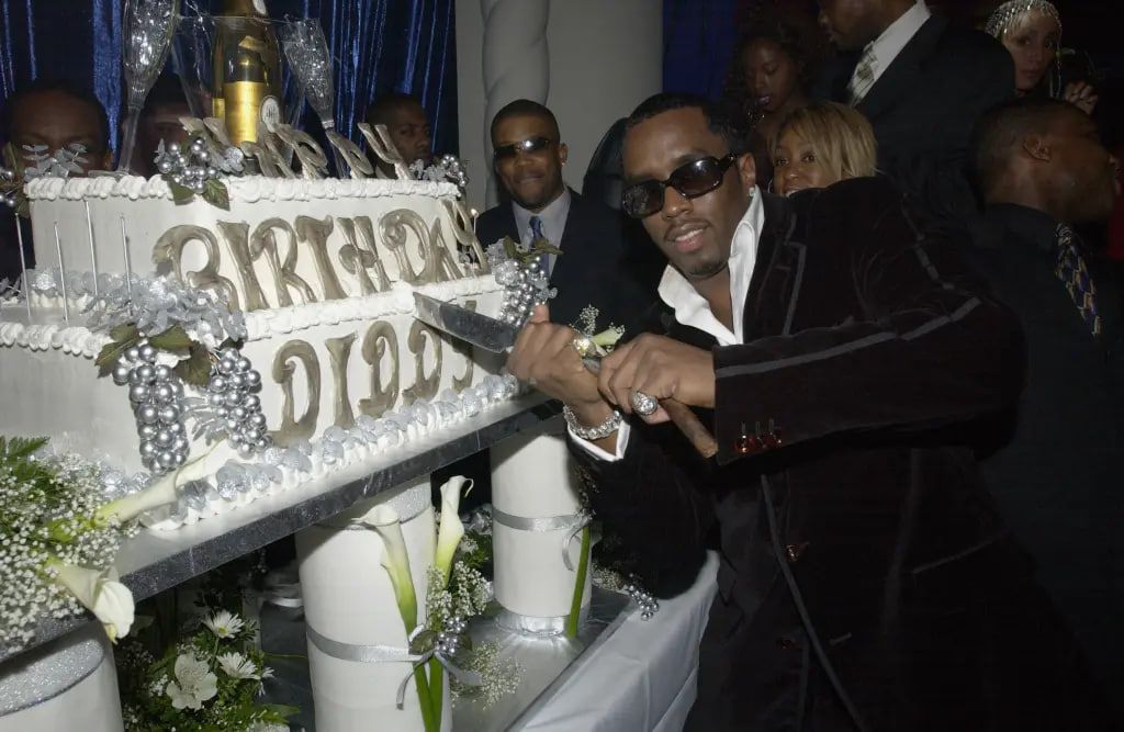 За годы, предшествовавшие его недавнему аресту, P. Diddy устроил множество звездных вечеринок по случаю дня рождения За годы, предшествовавшие его недавнему аресту, P. Diddy устроил множество звездных вечеринок по случаю дня рождения