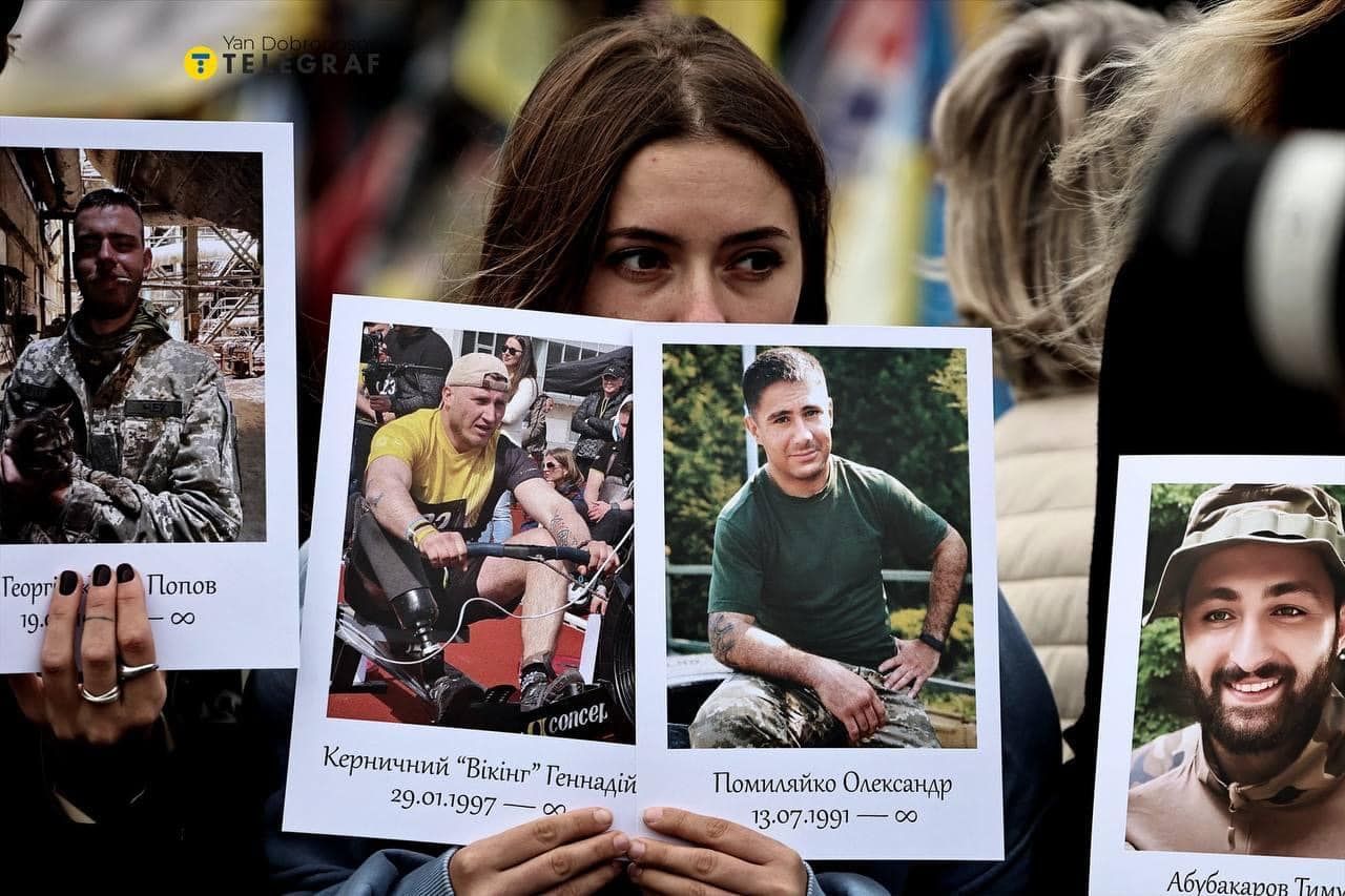 День Захисників і Захисниць, в першу чергу, це пам'ять про загиблих і вічна шана героям. Фото: Ян Доброносов, Телеграф 