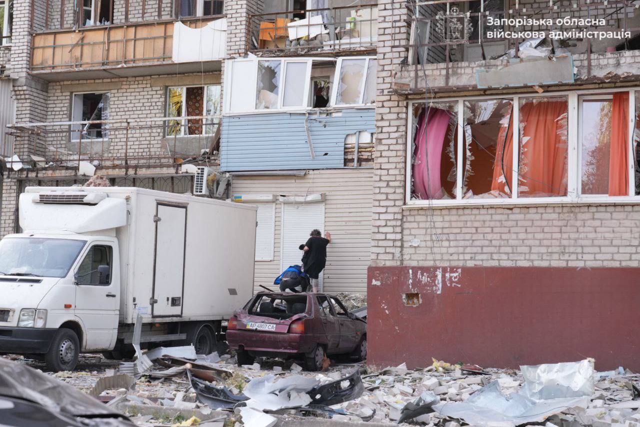 Наслідки ударів по Запоріжжю, де один з КАБів зруйнував дах 14-поверхівки