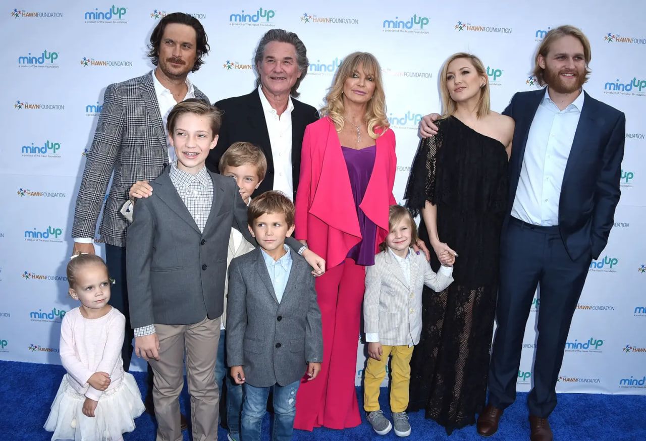 У них есть общий сын, и они являются приемными родителями детей друг друга от предыдущих браков У них есть общий сын, и они являются приемными родителями детей друг друга от предыдущих браков