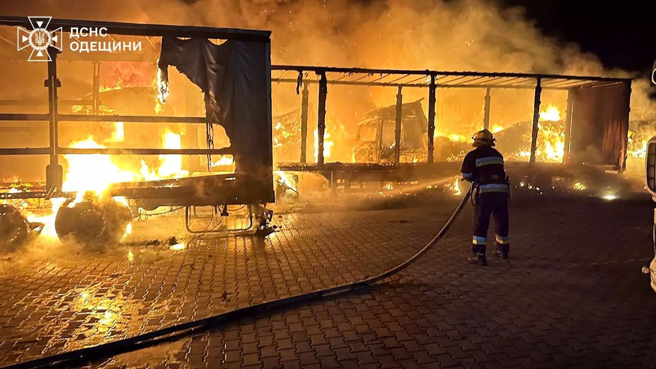 Россияне ночью ударили дронами по Одесщине: начался пожар, есть пострадавшие 3