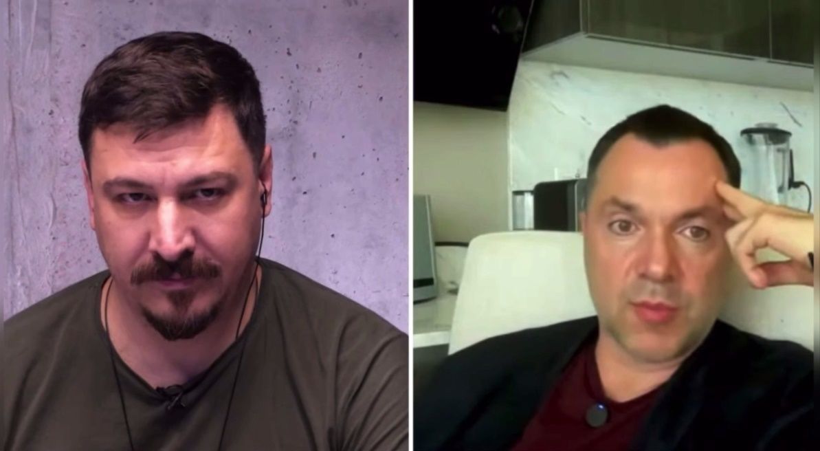 Арестович використовує грим під час ввімкнення у ефір Арестович використовує грим під час ввімкнення у ефір