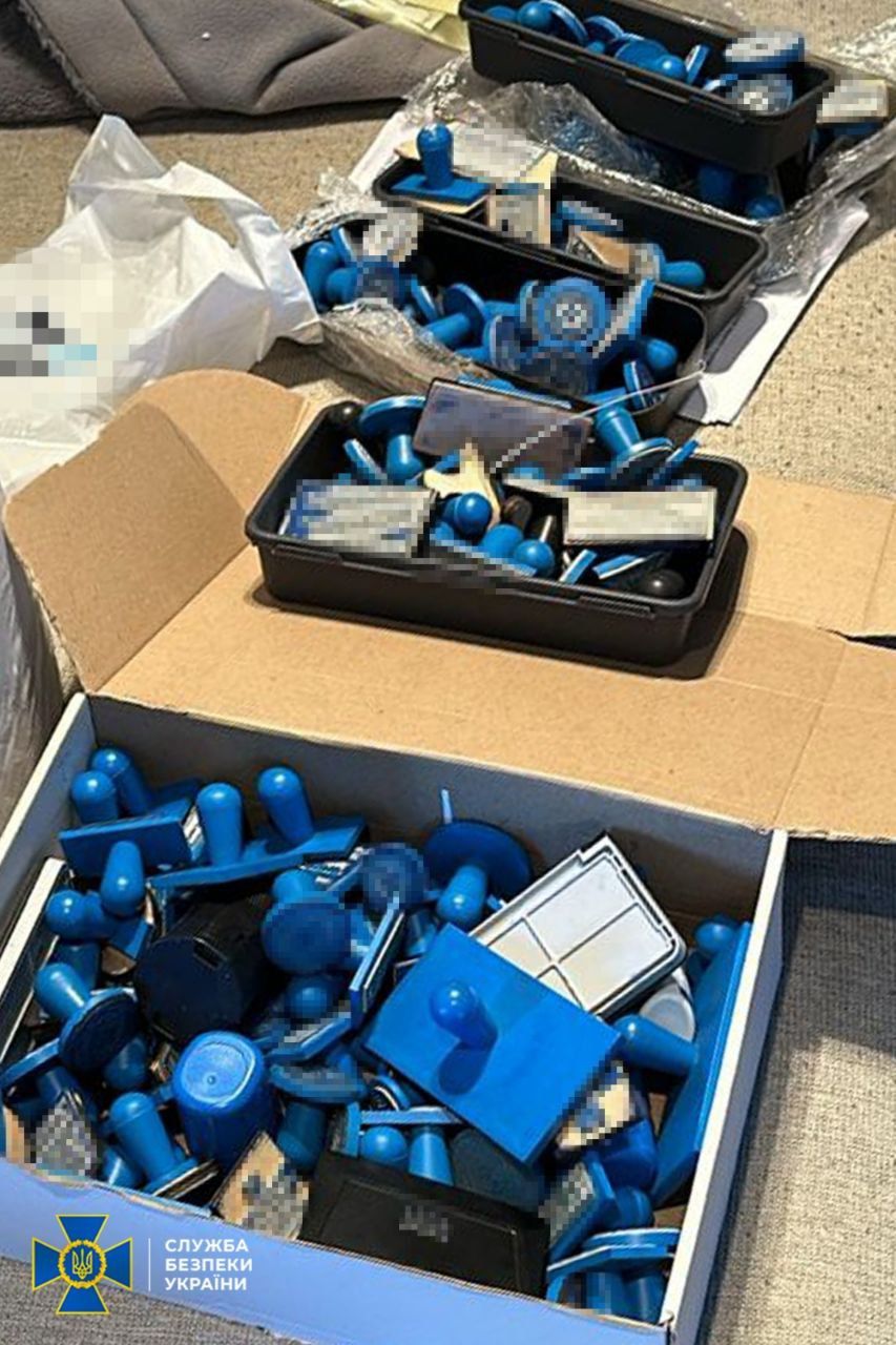 Делочки использовали 250 поддельных печатей и штампов. Фото - СБУ Делочки использовали 250 поддельных печатей и штампов. Фото - СБУ