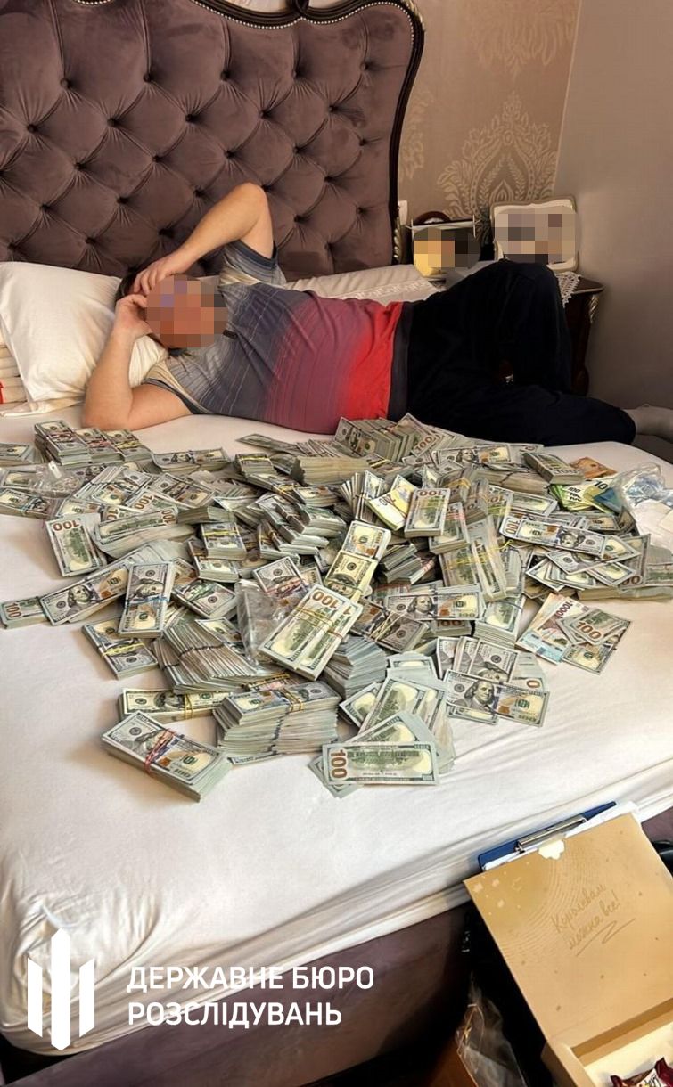 Правоохранители находили деньги в квартире практически в каждом уголке. Фото - ДБР
