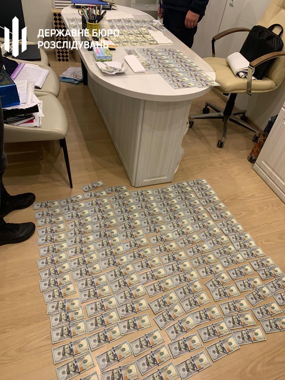 Настоящие ковры из денег. Фото - ДБР.