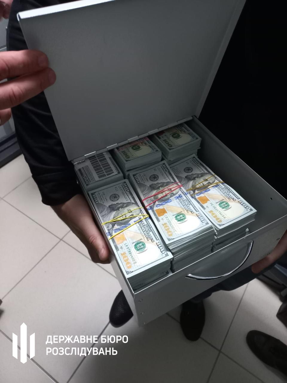 Деньги были в каждом уголке квартиры. Фото - ДБР