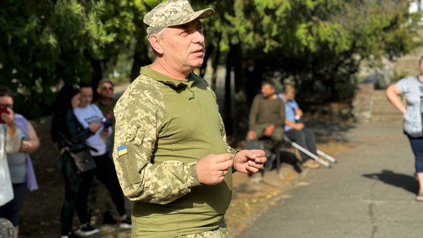 Командир взводу Сергій на мітингу 123-ї бригади ТрО 3 жовтня. Фото - Суспільне Командир взводу Сергій на мітингу 123-ї бригади ТрО 3 жовтня. Фото - Суспільне