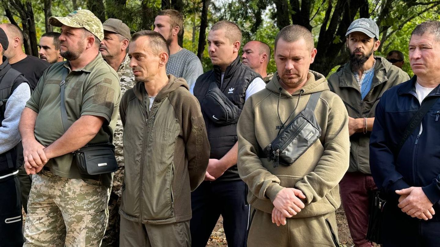 Бійці 187 батальйону 123-ї бригади ТрО вийшли на протест. Фото - Суспільне Бійці 187 батальйону 123-ї бригади ТрО вийшли на протест. Фото - Суспільне