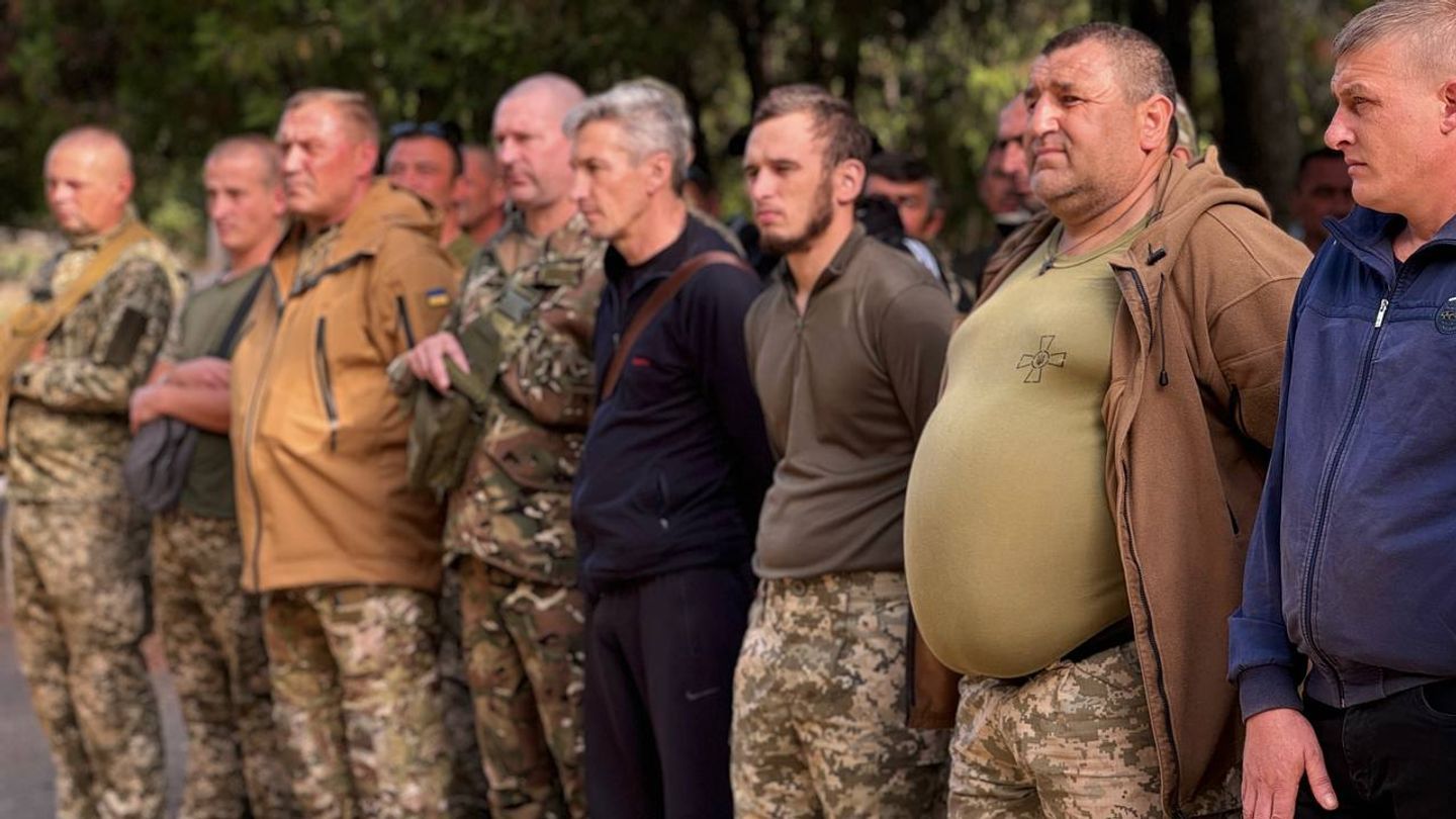 Бійці 187 батальйону 123-ї бригади ТрО вийшли на протест. Фото - Суспільне Бійці 187 батальйону 123-ї бригади ТрО вийшли на протест. Фото - Суспільне