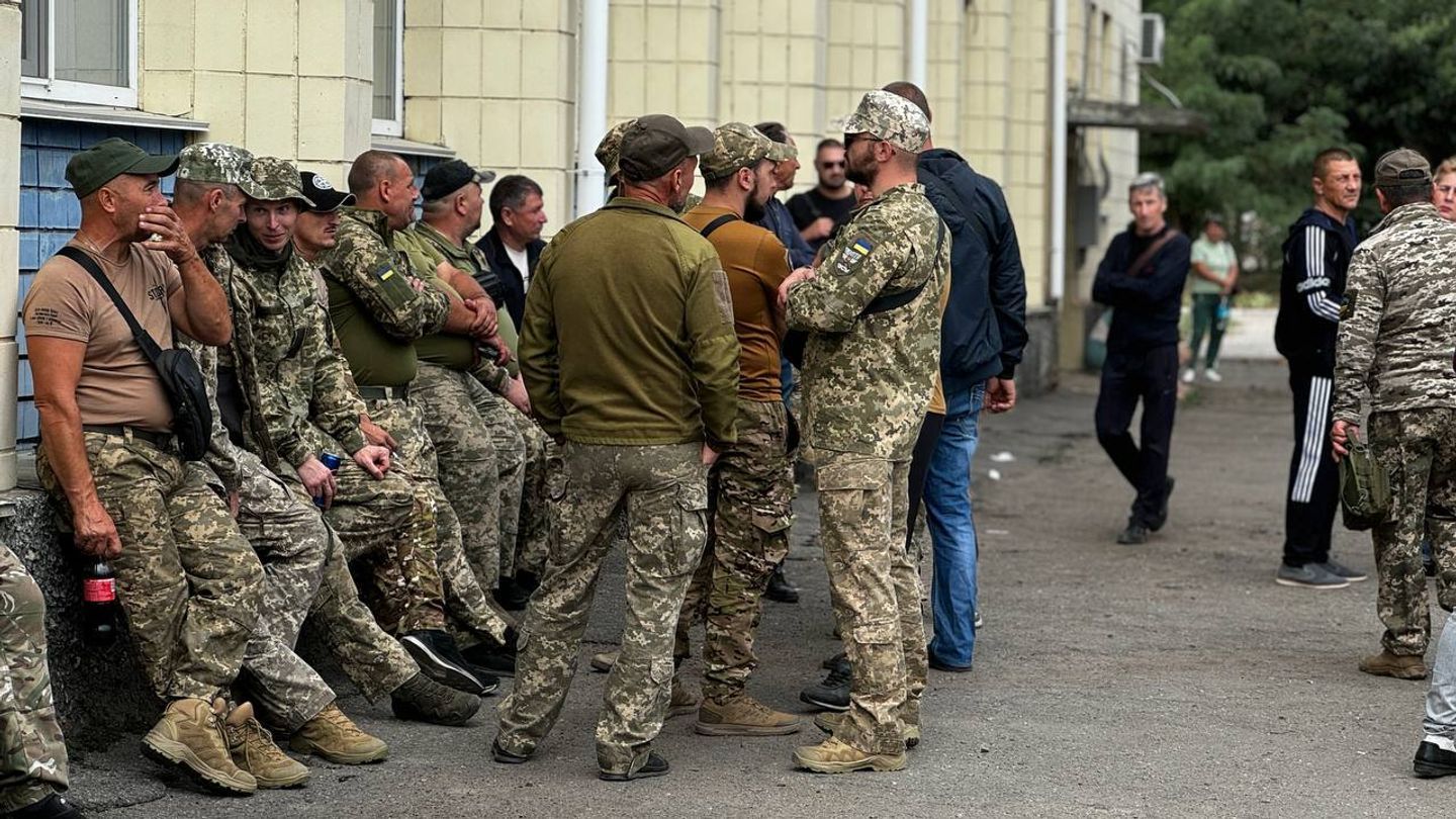 Бійці 187 батальйону 123-ї бригади ТрО вийшли на протест. Фото - Суспільне Бійці 187 батальйону 123-ї бригади ТрО вийшли на протест. Фото - Суспільне
