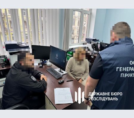 Тетяна Крупа в офісі у співробітників ДБР