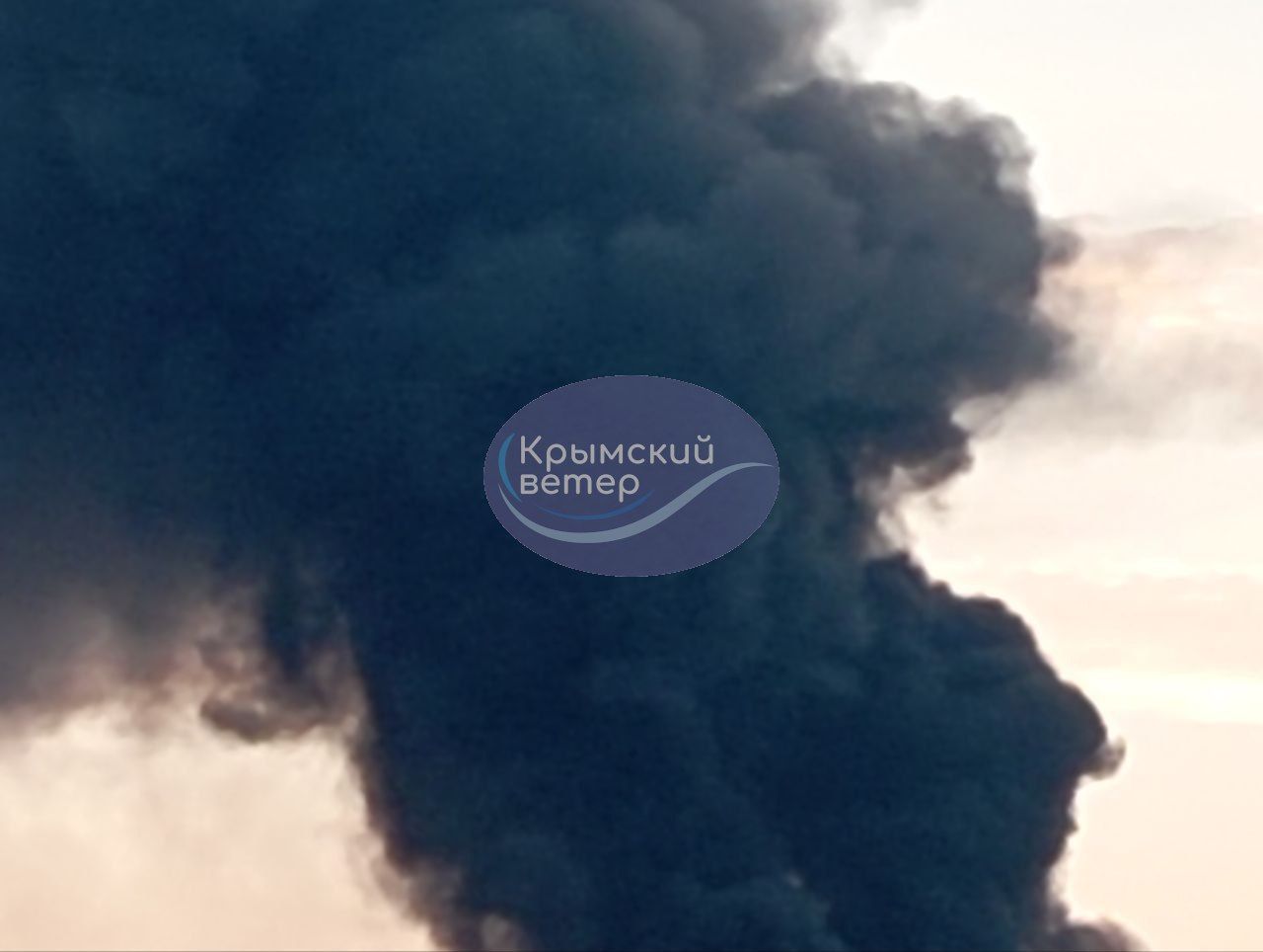 Пожар и дым на нефтебазе в Крыму 7 октября 2024 Пожар и дым на нефтебазе в Крыму 7 октября 2024