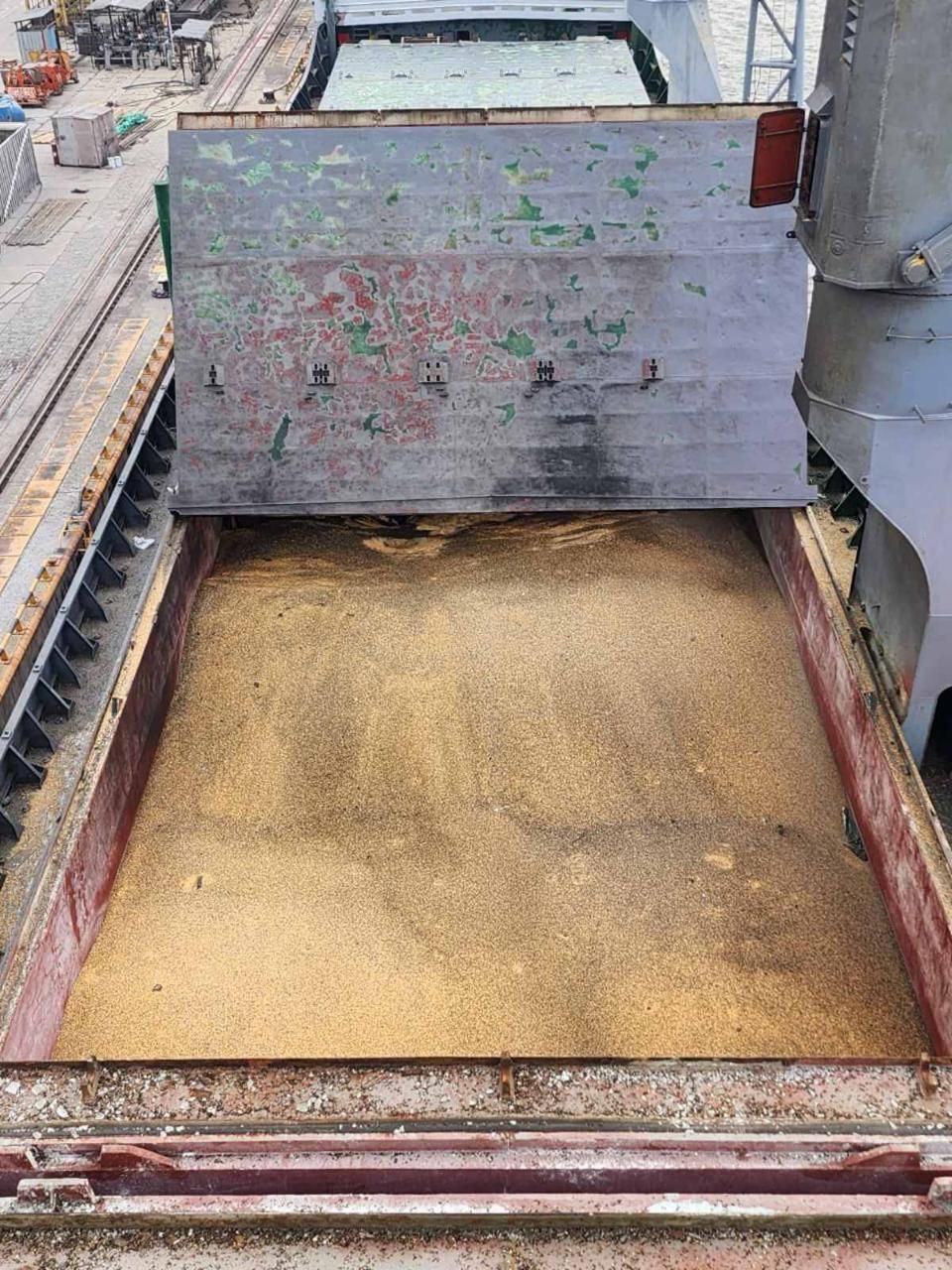 Россия атаковала ракетой судно с кукурузой в порту под Одессой: минобороны РФ лжет, что там были боеприппасы - фото 2