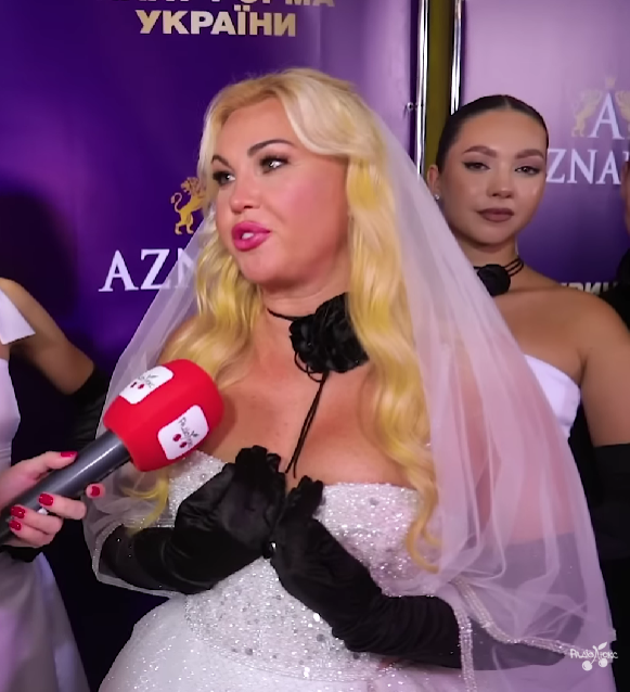 Співачка Камалія у весільному образі Співачка Камалія у весільному образі