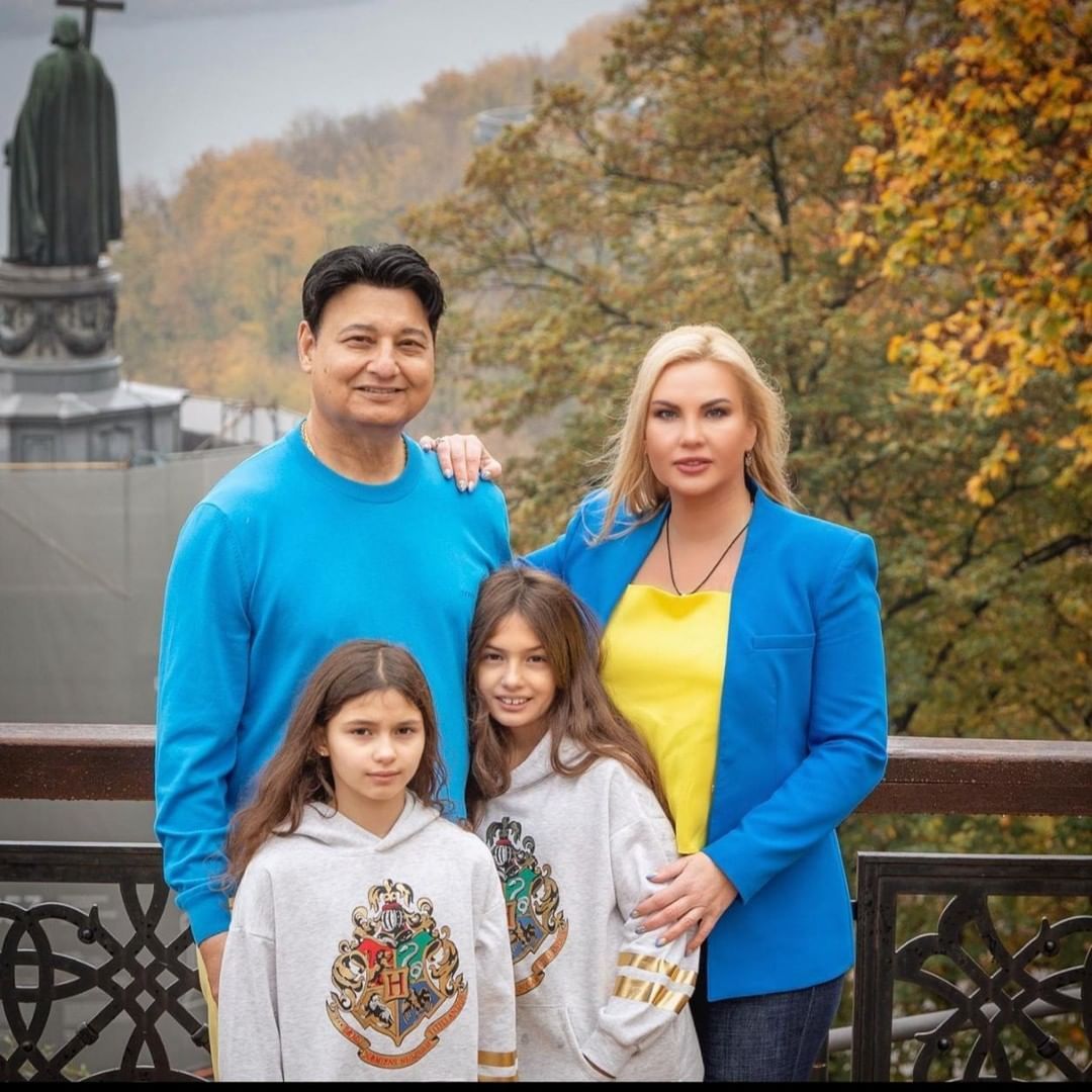 Камалія з колишнім чоловіком та доньками Камалія з колишнім чоловіком та доньками