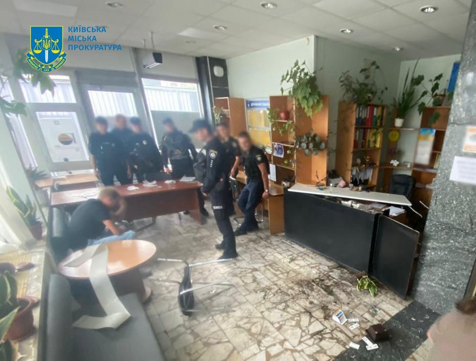 В Киеве мужчина разгромил приемную Минсоцполитики, потому что ему не помогли найти жену 1