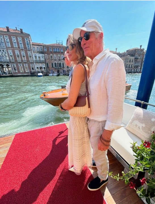 На закінчення вона висловила надію на безліч щасливих років попереду На закінчення вона висловила надію на безліч щасливих років попереду