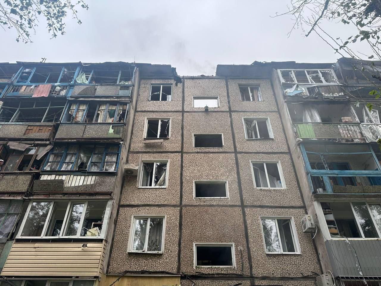 Через атаку дрона у 10 багатоповерхівках повилітали вікна. Фото - Сергій Лисак, Дніпропетровська ОВА Через атаку дрона у 10 багатоповерхівках повилітали вікна. Фото - Сергій Лисак, Дніпропетровська ОВА