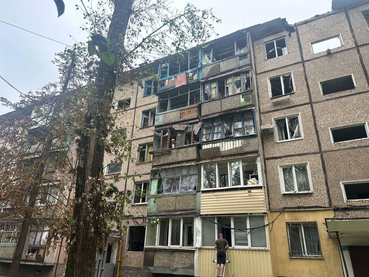 В одному з під'їздів 5-поверхового будинку пошкоджені сходи. Фото - Сергій Лисак, Дніпропетровська ОВА В одному з під'їздів 5-поверхового будинку пошкоджені сходи. Фото - Сергій Лисак, Дніпропетровська ОВА