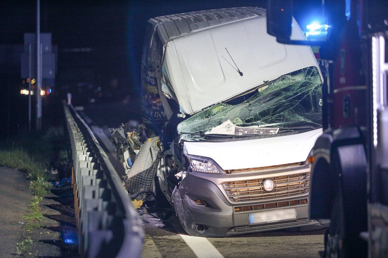 Автобус врізався у причіп вантажівки. Фото - Лукаш Сольський Автобус врізався у причіп вантажівки. Фото - Лукаш Сольський