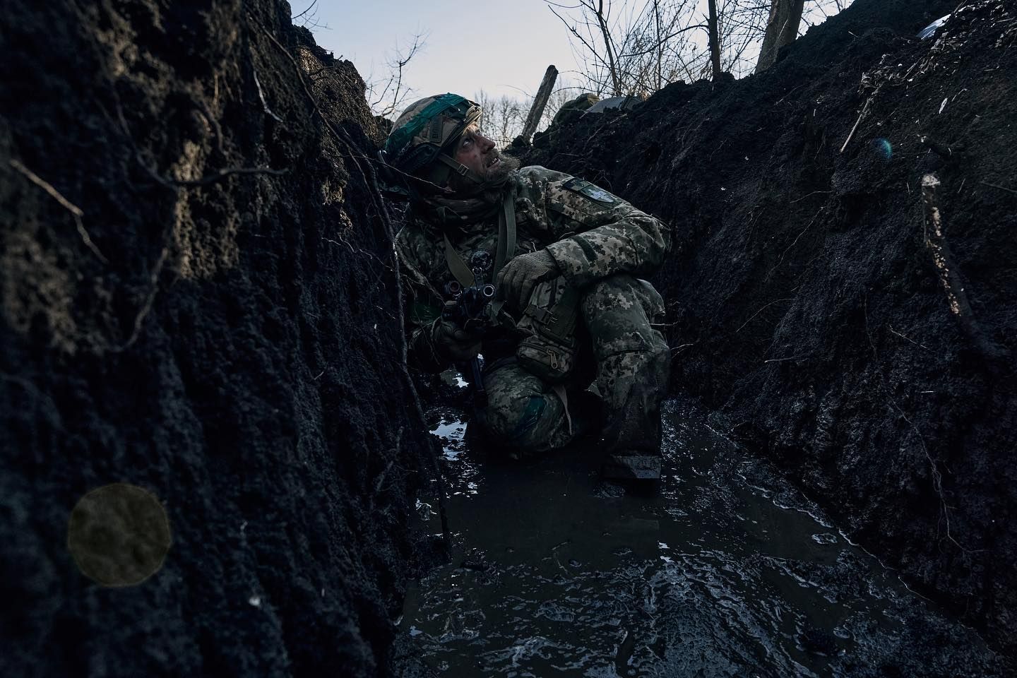 Окоп по колено в воде и грязи. Иллюстративное фото Константина и Влады Либеровых/Instagram Окоп по колено в воде и грязи. Иллюстративное фото Константина и Влады Либеровых/Instagram