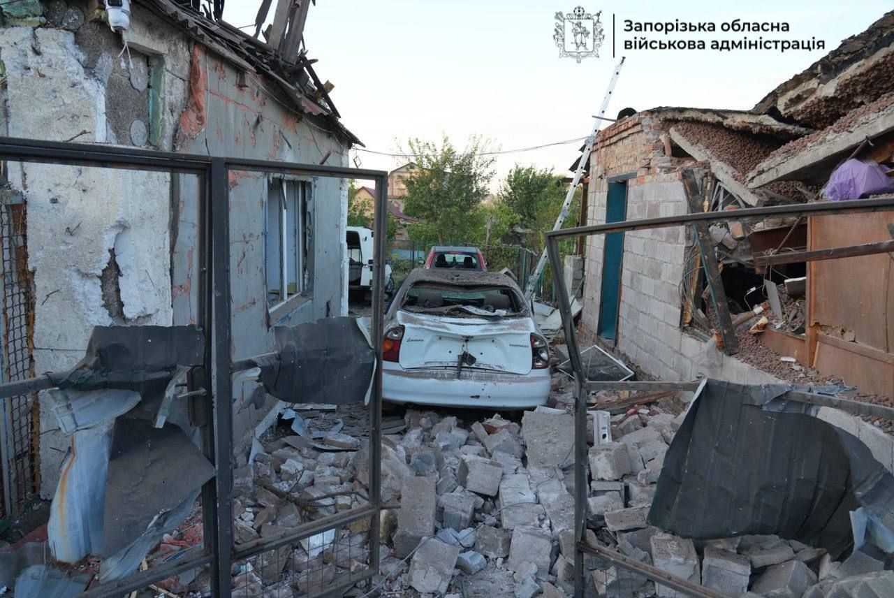 Поврежденный автомобиль в Запорожье в результате атаки 12 октября 2024 года. Фото - Иван Федоров, Запорожская ОВА