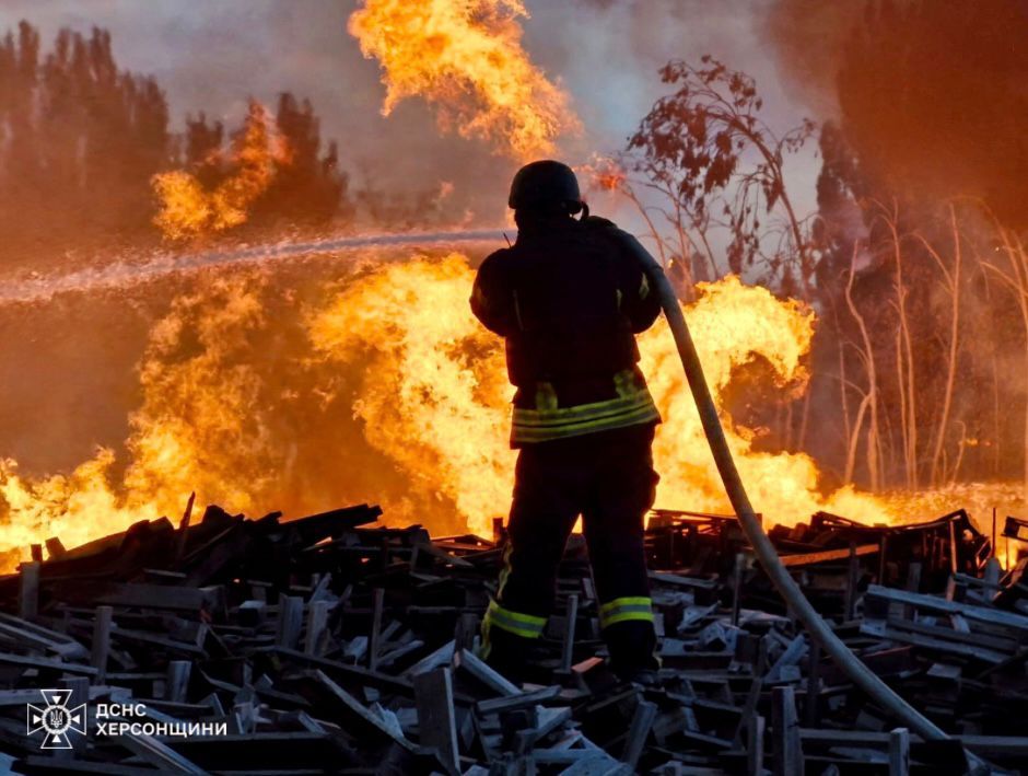 У Херсоні виникла пожежа після атак РФ 11-12 жовтня. Фото - ДСНС У Херсоні виникла пожежа після атак РФ 11-12 жовтня. Фото - ДСНС
