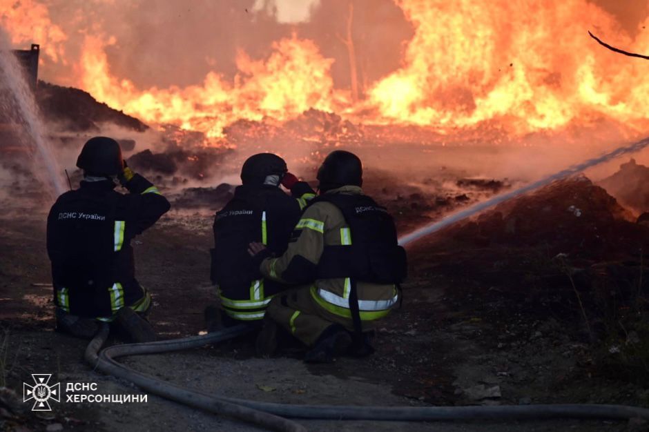 Рятувальники декілька разів зупиняли роботу через обстріли Херсона. Фото - ДСНС Рятувальники декілька разів зупиняли роботу через обстріли Херсона. Фото - ДСНС