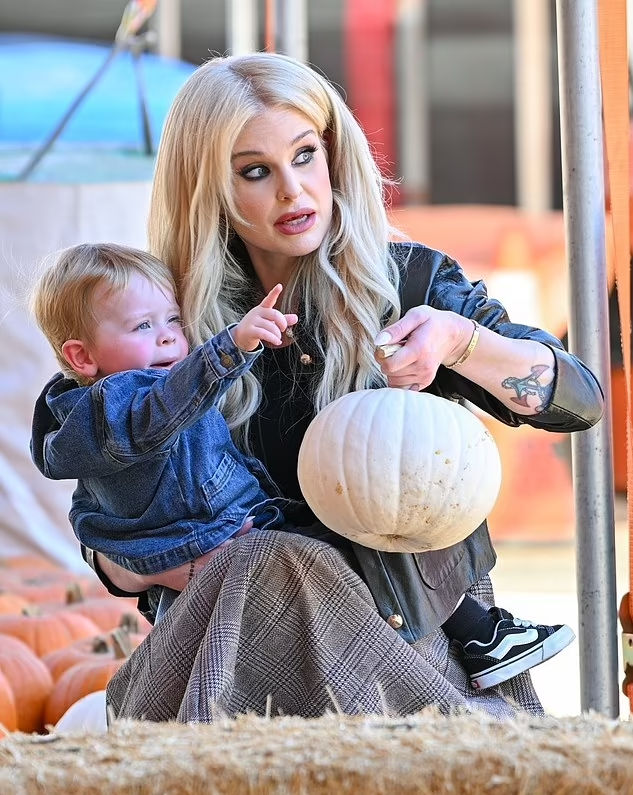 Непомітна у натовпі. Фото: BackGrid Непомітна у натовпі. Фото: BackGrid