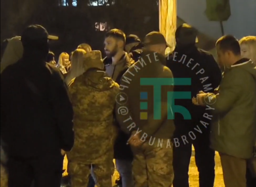 Рейды ТЦК по концертам продолжаются: в Броварах военные посетили выступление группы "100лица" (видео) 1