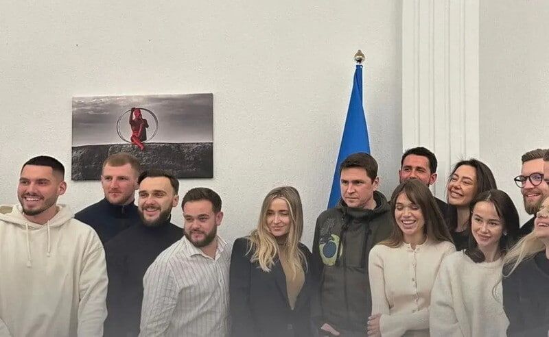 Манекен слева от Подоляка, позади Саши Бо