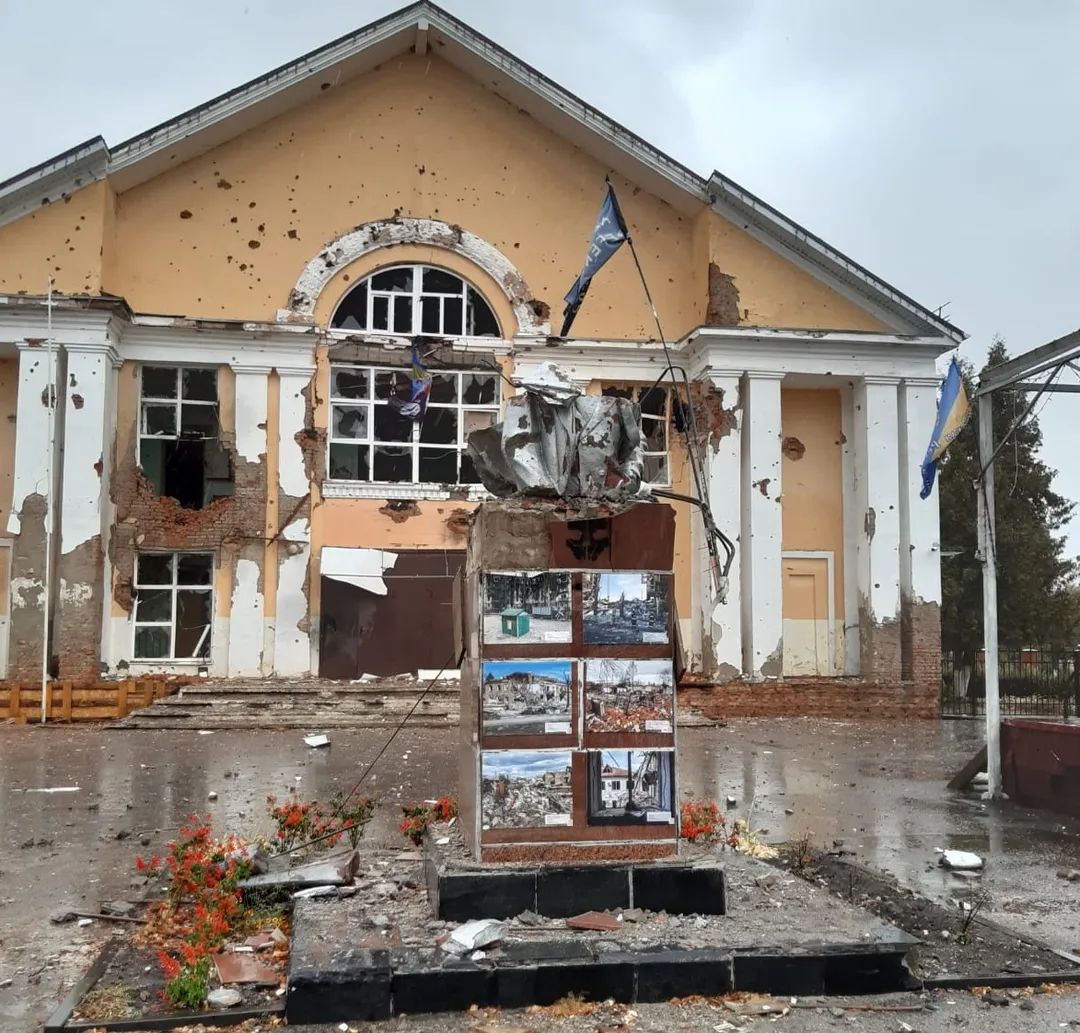 Бюст Ленина остался без головы из-за удара русского дрона Бюст Ленина остался без головы из-за удара русского дрона