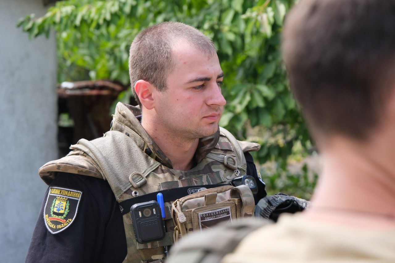 Офіцер поліції Костянтин Туницький продовжує евакуювати з Гірника як людей, так і тварин  Офіцер поліції Костянтин Туницький продовжує евакуювати з Гірника як людей, так і тварин