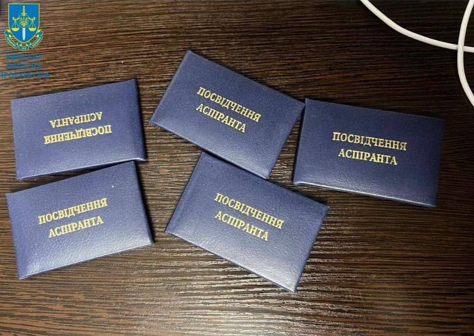 На Закарпатье задержали ректора вуза за фиктивное обучение более 300 мужчин: расценки были скромны 1