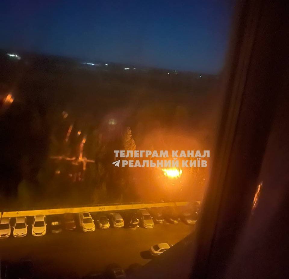 У Києві внаслідок падіння уламків ворожих БПЛА виникла пожежа 1