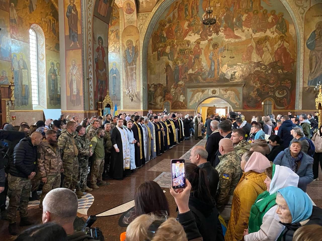 Вирян УПЦ МП прогнали из Свято-Михайловского собора Вирян УПЦ МП прогнали из Свято-Михайловского собора
