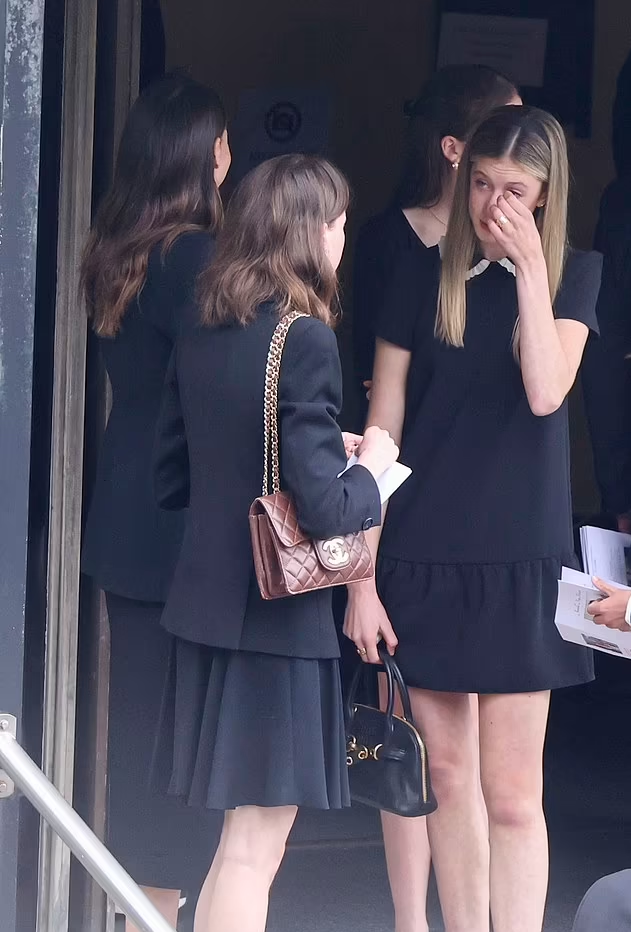 Санди вытирает слезы. Фото: BackGrid