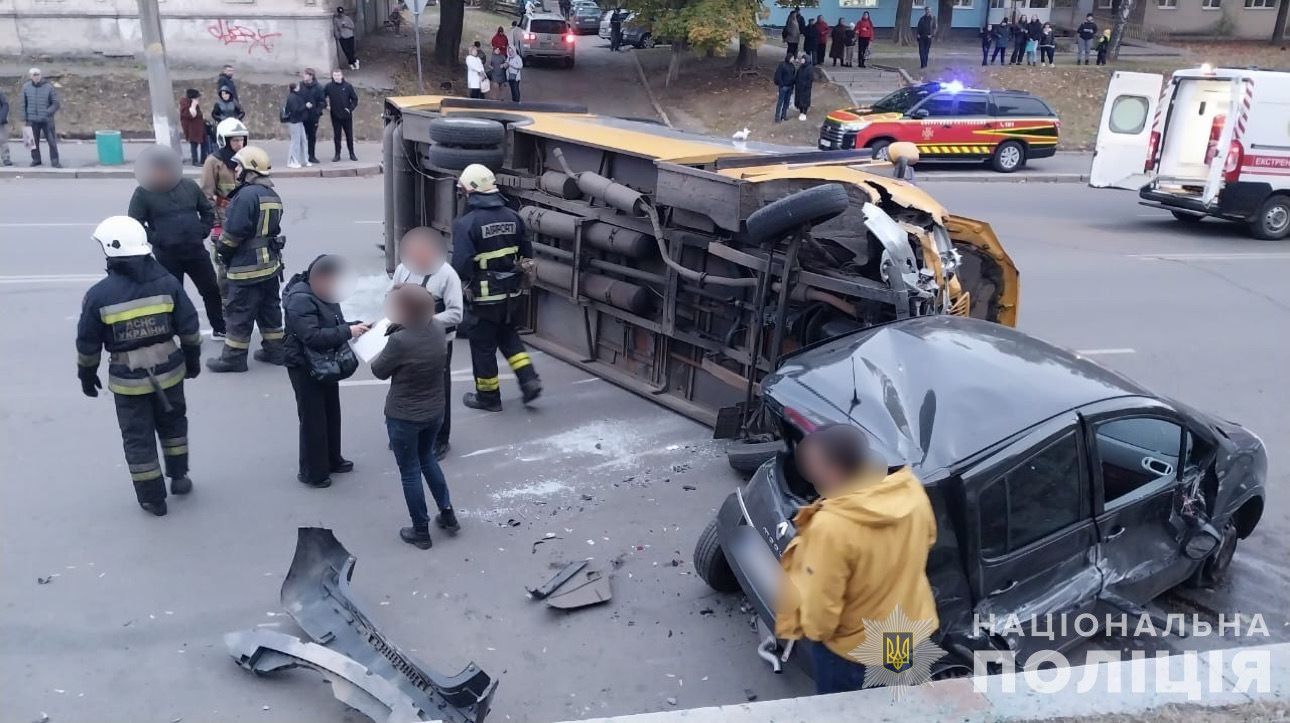 В Сумах посреди дороги опрокинулась маршрутка: много травмированных (фото) 2