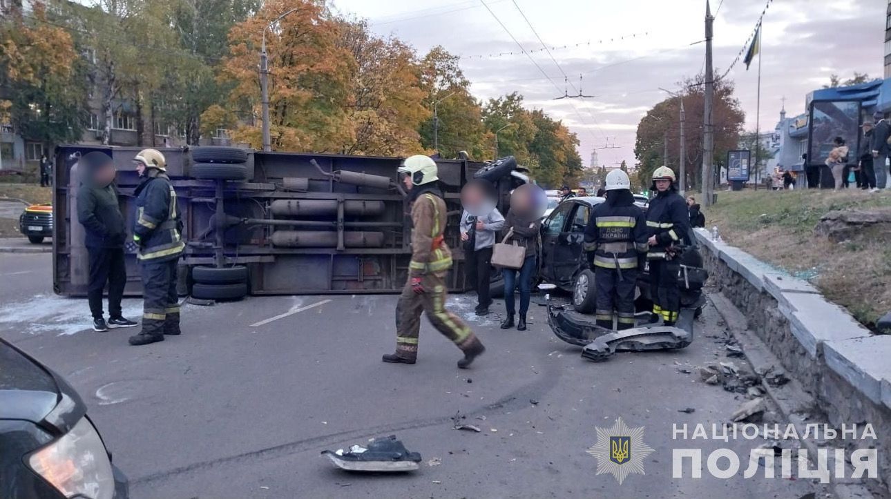 В Сумах посреди дороги опрокинулась маршрутка: много травмированных (фото) 1