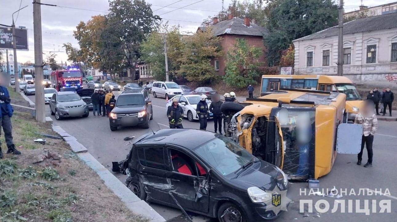 В Сумах посреди дороги опрокинулась маршрутка: много травмированных (фото) 3