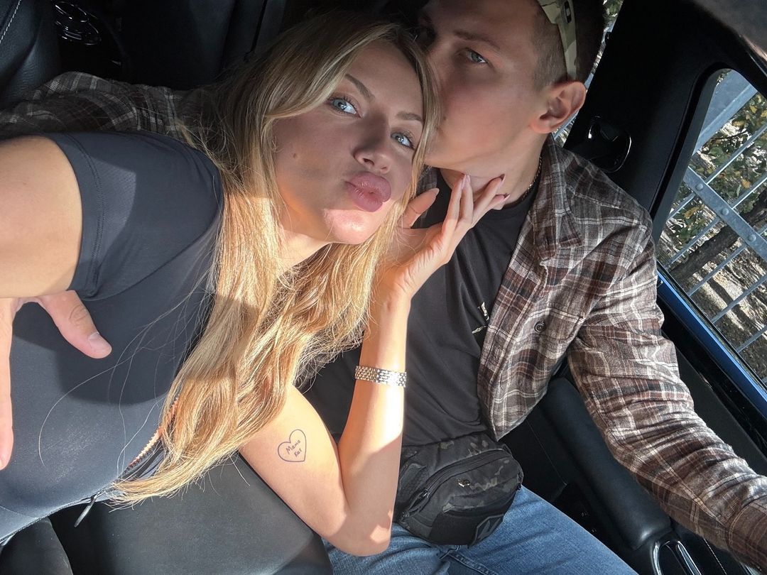 Телеведуча Леся Нікітюк та військовослужбовець  Телеведуча Леся Нікітюк та військовослужбовець