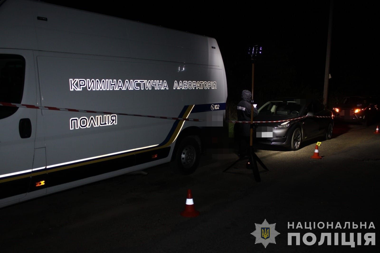 Криміналістична лабораторія на місці вбивства бізнесмена Криміналістична лабораторія на місці вбивства бізнесмена