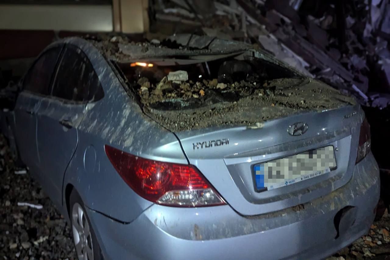 У Кривому Розі пошкоджені 15 автомобілів. Фото - Сергій Лисак У Кривому Розі пошкоджені 15 автомобілів. Фото - Сергій Лисак