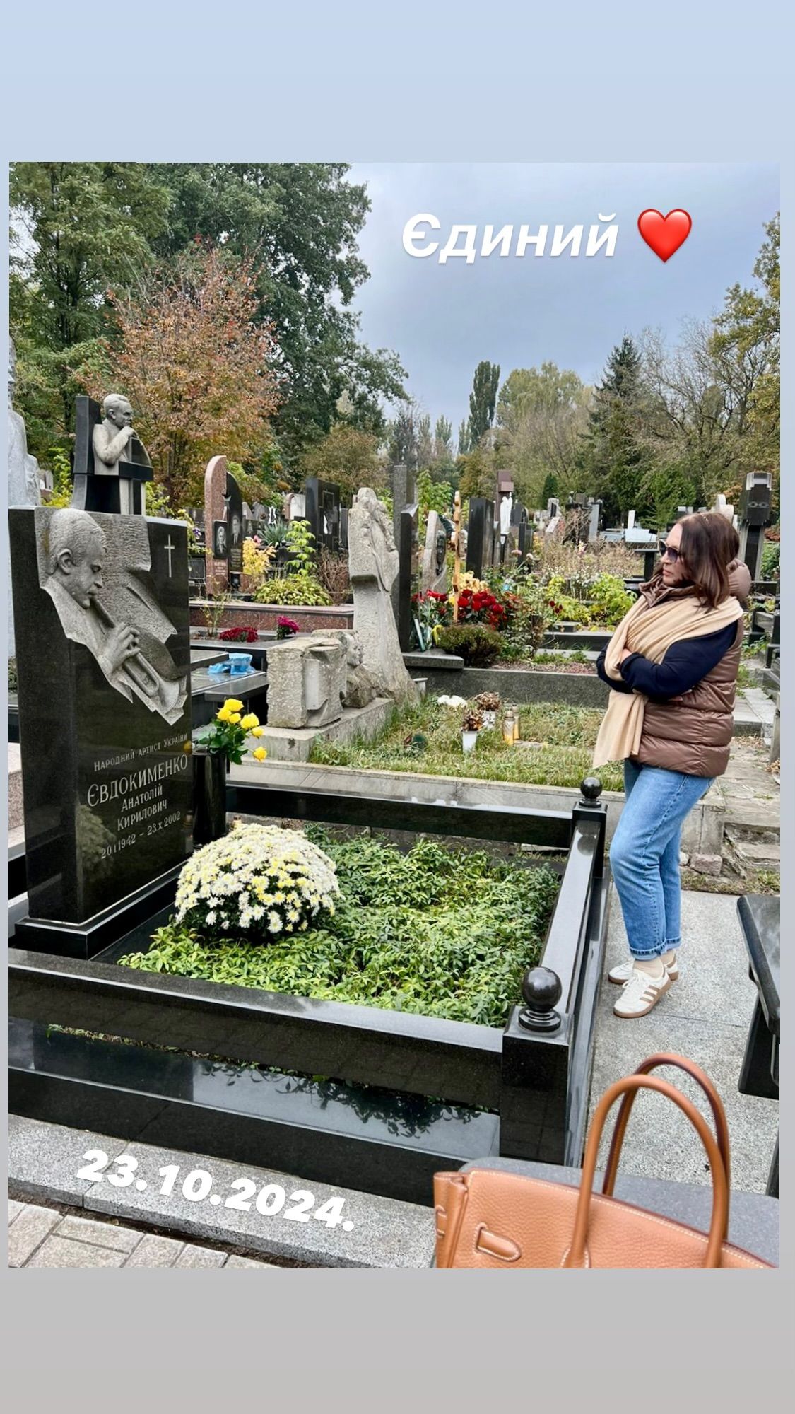 София Ротару у могилы мужа София Ротару у могилы мужа