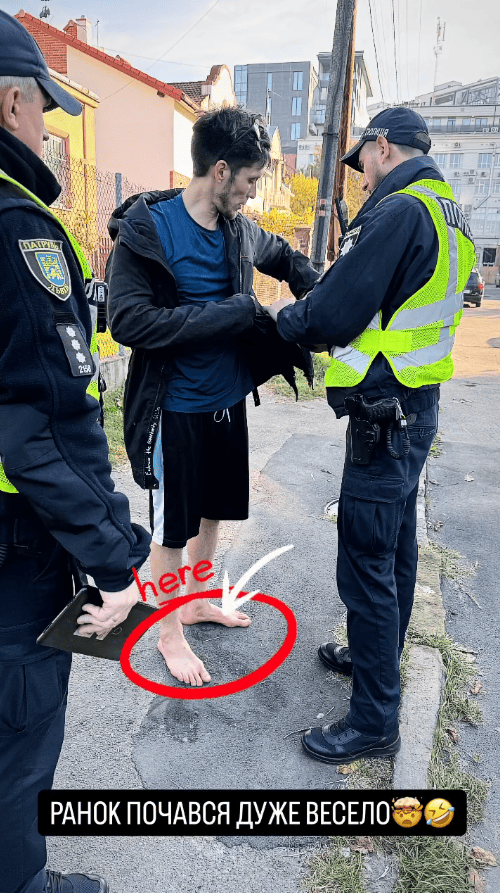 Поведение иностранца было очень странным Поведение иностранца было очень странным