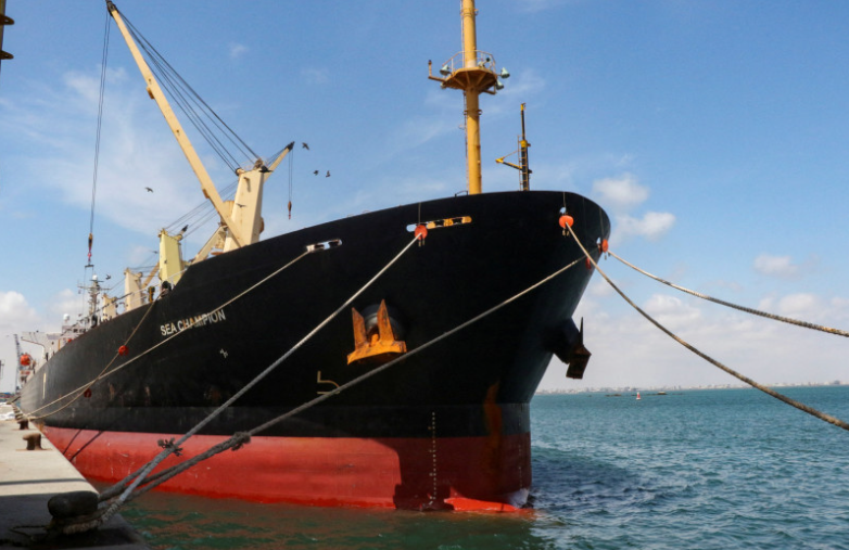 Грецьке балкерне судно Sea Champion було пришвартоване в порту Адена, Ємен, куди воно прибуло після того, як зазнало атаки в Червоному морі через ймовірно помилковий ракетний удар хуситів 21 лютого 2024 року (фото надано REUTERS/Фаваз Салман/Фото з архіву).